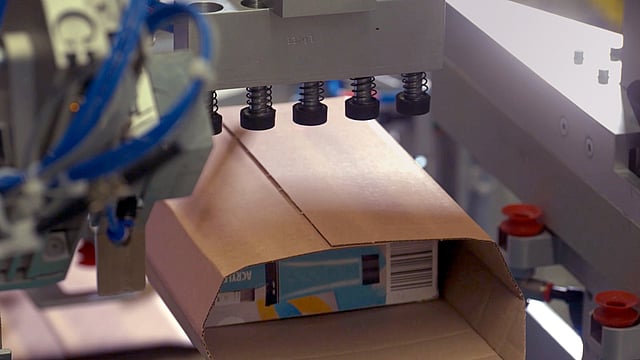 The eComPack machine is packing a Mondi EnvelopeMailer.